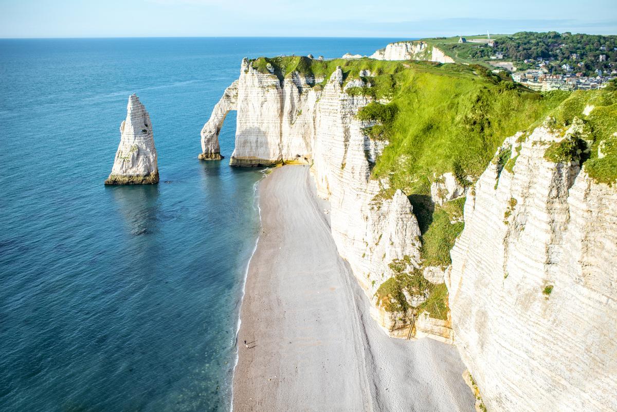 Vista del paisaje en la costa rocosa en Etreta