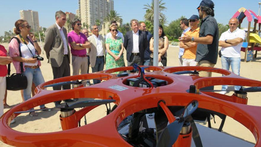 El dron utilizado ayer en la playa del Puig.