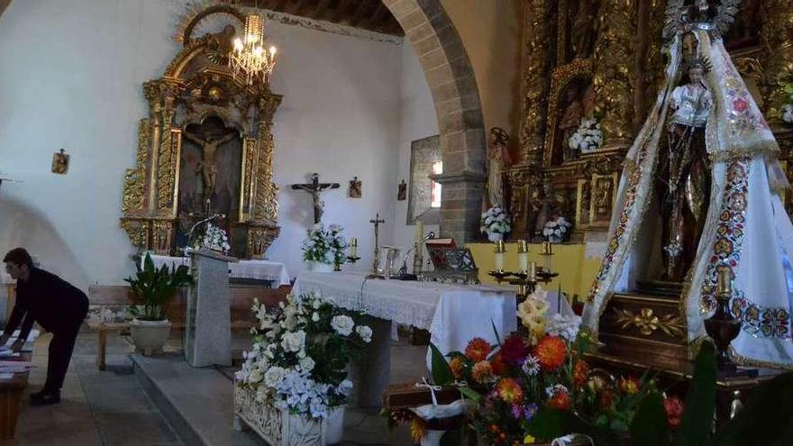 Preparativos de la Virgen del Rosario en la iglesia de Justel.