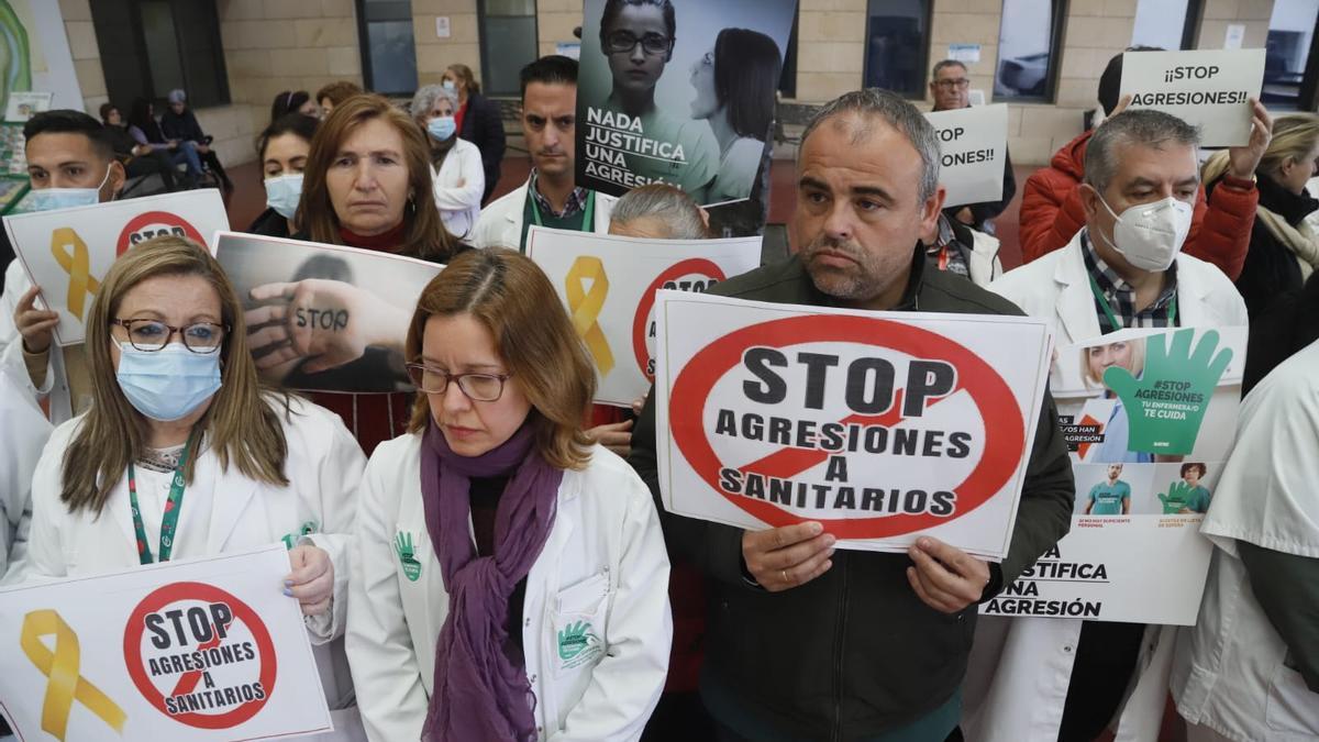 Profesionales sanitarios se han concentrado este viernes en el hospital Reina Sofía contra las últimas agresiones a trabajadores.