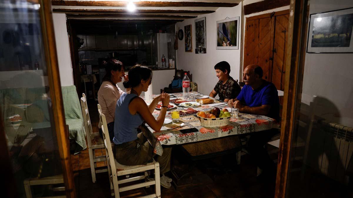 Eloy Moliner, de 12 años, cena con su hermana Paula y sus padres Pakita y Pedro en su casa en el pequeño pueblo español de Pitarque, Teruel, una de las regiones menos pobladas de la Unión Europea. Con el cierre de la escuela , Eloy será el único niño que quede en el pueblo. “El cierre de una escuela significa el fin del pueblo mismo. Posiblemente nos convirtamos, espero equivocarme, en un pueblo de fin de semana, y un pueblo de fin de semana es un pueblo muerto de lunes a viernes”, dice Pakita, la madre de Eloy.