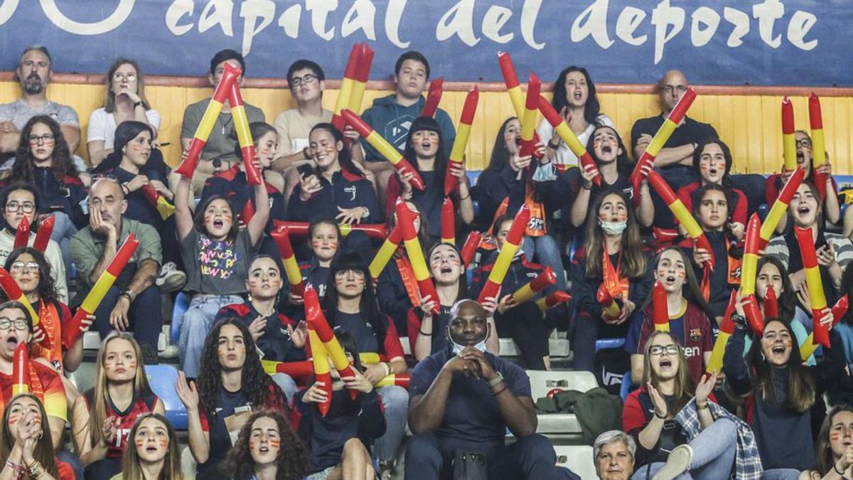 España cae al final en un gran partido en Oviedo