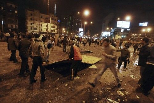 PARTIDARIOS DEL PRESIDENTE EGIPCIO OBLIGAN A RETIRARSE A LOS OPOSITORES