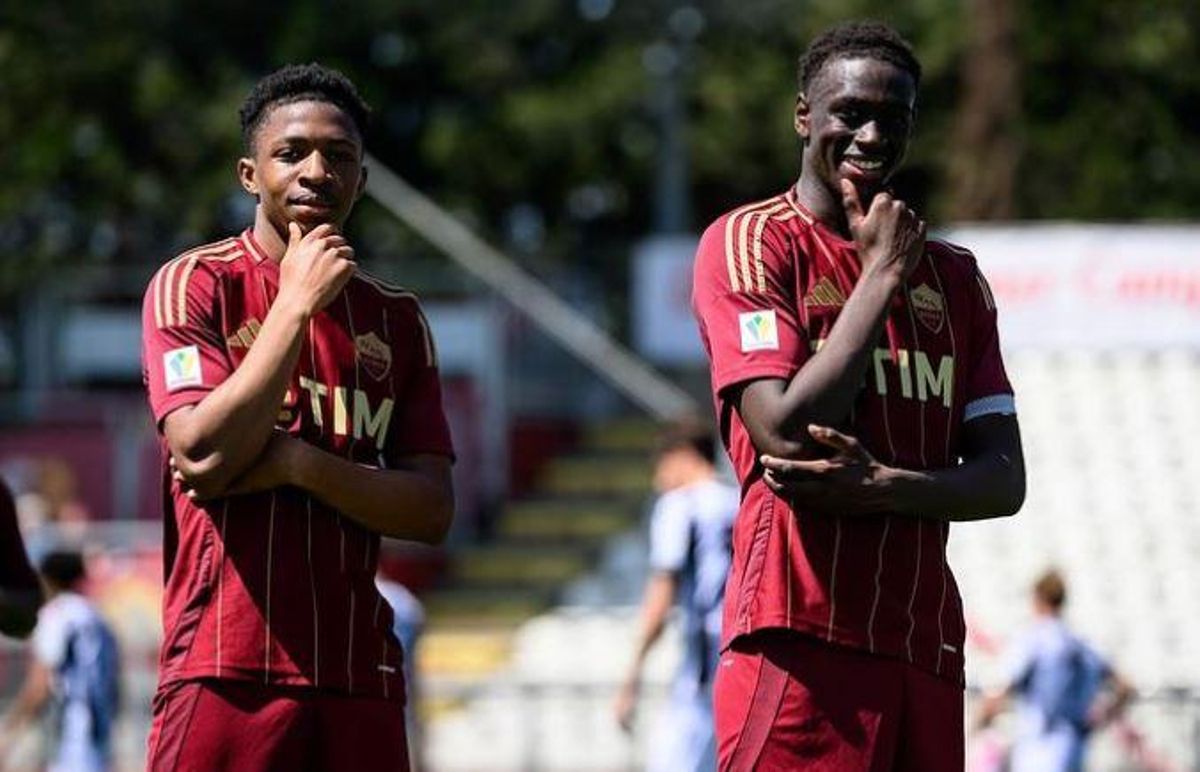Buba Sangaré, con la camiseta de la Roma, a la izquierda de la imagen