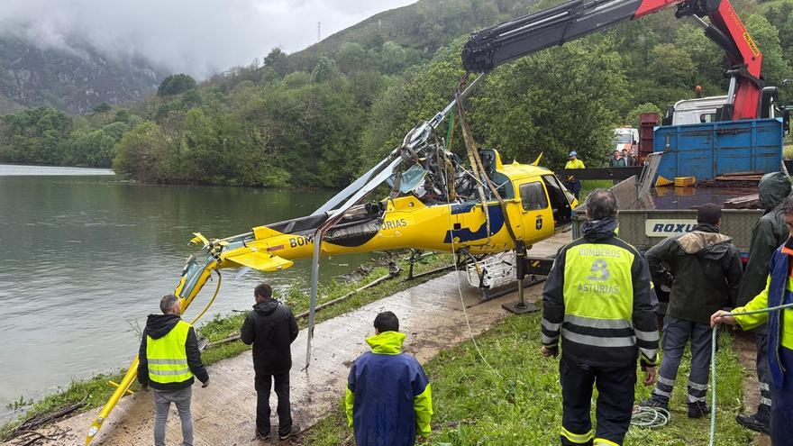 Así fue el operativo para sacar el helicóptero de Bomberos del embalse de Tanes: la nave ya ha sido recuperada
