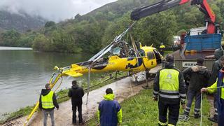 Así fue el operativo para sacar el helicóptero de Bomberos del embalse de Tanes: la nave ya ha sido recuperada