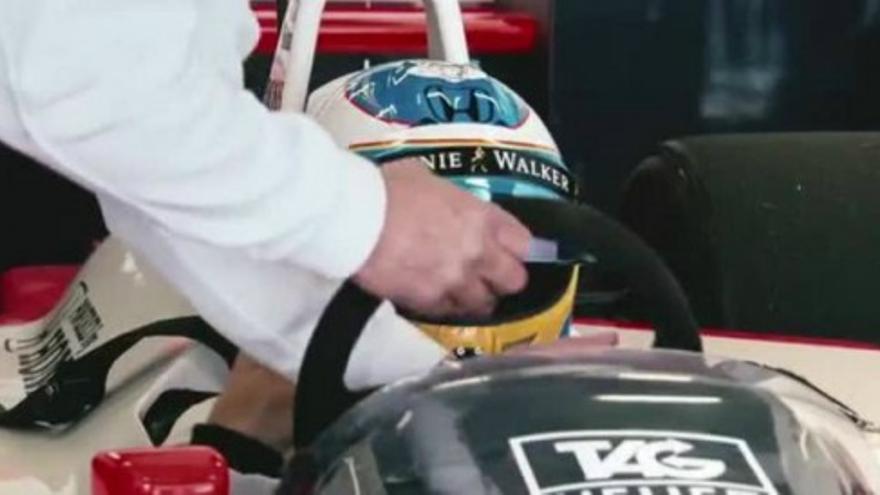 Alonso se sube al coche de su ídolo Senna