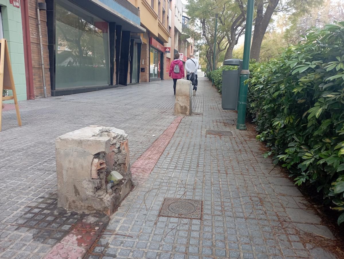 Registros de agua en la parte en la que el Ayuntamiento sí ha logrado que se amplíe la acera.