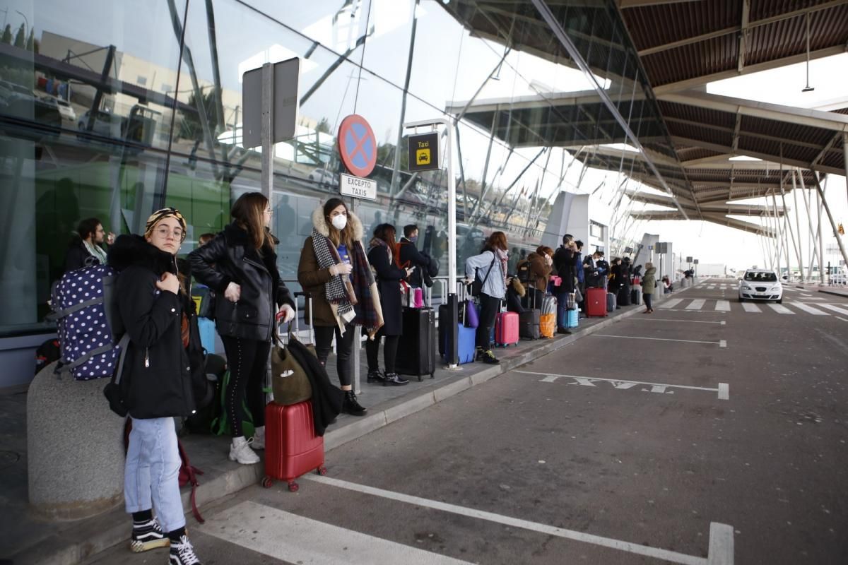 Los viajeros de Londres llegan al aeropuerto de Zaragoza