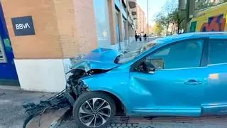 Un hospitalizado tras empotrar su coche contra un banco en Sevilla capital