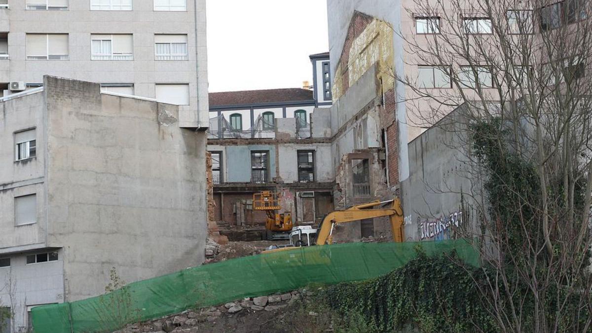 Vista del edificio de Progreso y calle Canella paralizado.   | // IÑAKI OSORIO