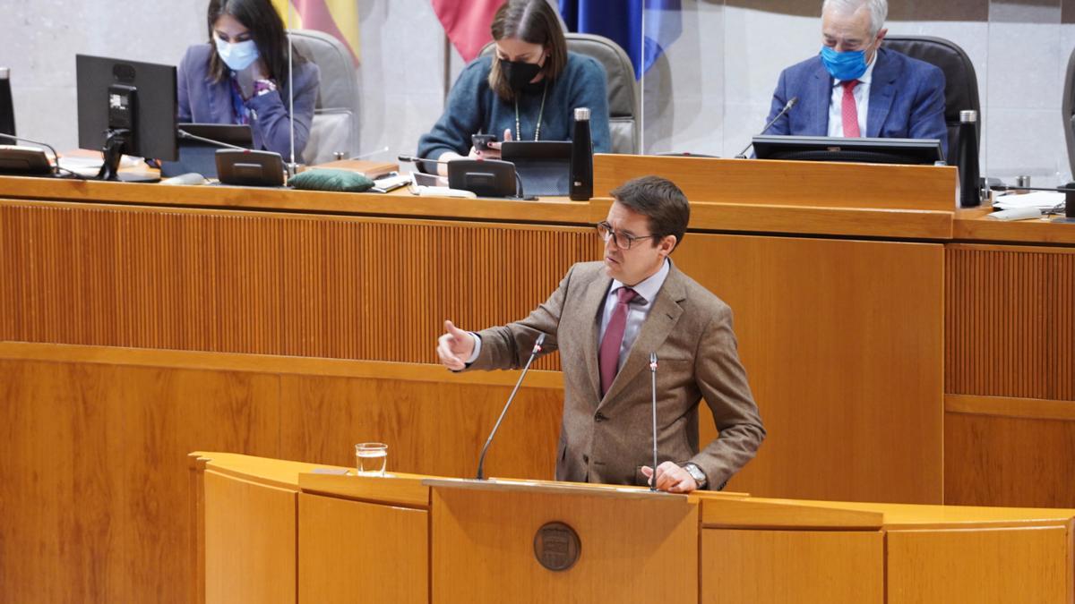 El diputado del PSOE, Óscar Galeano, responde a la diputada del PP, Carmen Susín.