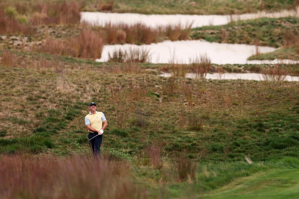 FARMINGDALE, NEW YORK - SEPTEMBER 24: Rory McIlroy of Team Europe plays a shot during a practice round prior to the Ryder Cup 2025 at Black Course at Bethpage State Park Golf Course on September 24, 2025 in Farmingdale, New York. Andrew Redington/Getty Images/AFP (Photo by Andrew Redington / GETTY IMAGES NORTH AMERICA / Getty Images via AFP)
