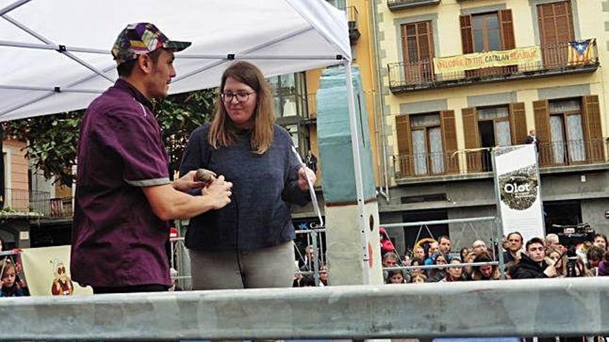 Manifest contra la violència de gènere a la plaça Major d&#039;Olot el dilluns de Pasqua