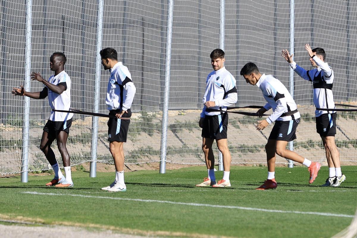 Fadel, segundo por la derecha, durante un entrenamiento del primer equipo del CD Castellón en la ciudad deportiva Globeenergy.