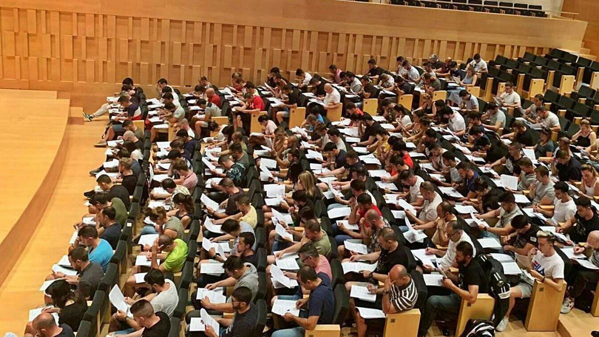 Un examen d&#039;aspirants a formar part de la plantilla de la policia en una imatge d&#039;arxiu.