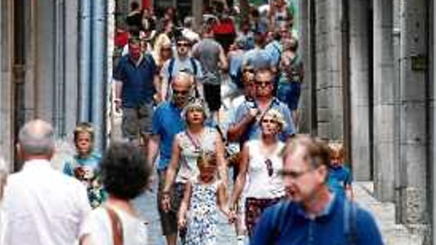 Turistes i visitants al Barri Vell de Girona a principis d&#039;aquesta setmana.