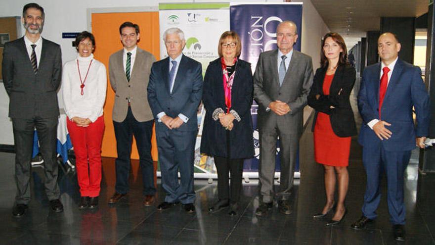 Los asistentes al foro, con Sánchez Domínguez en el centro.