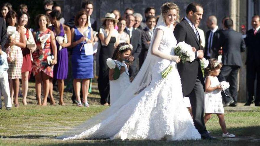 Los recién casados, tras la ceremonia. / bernabé