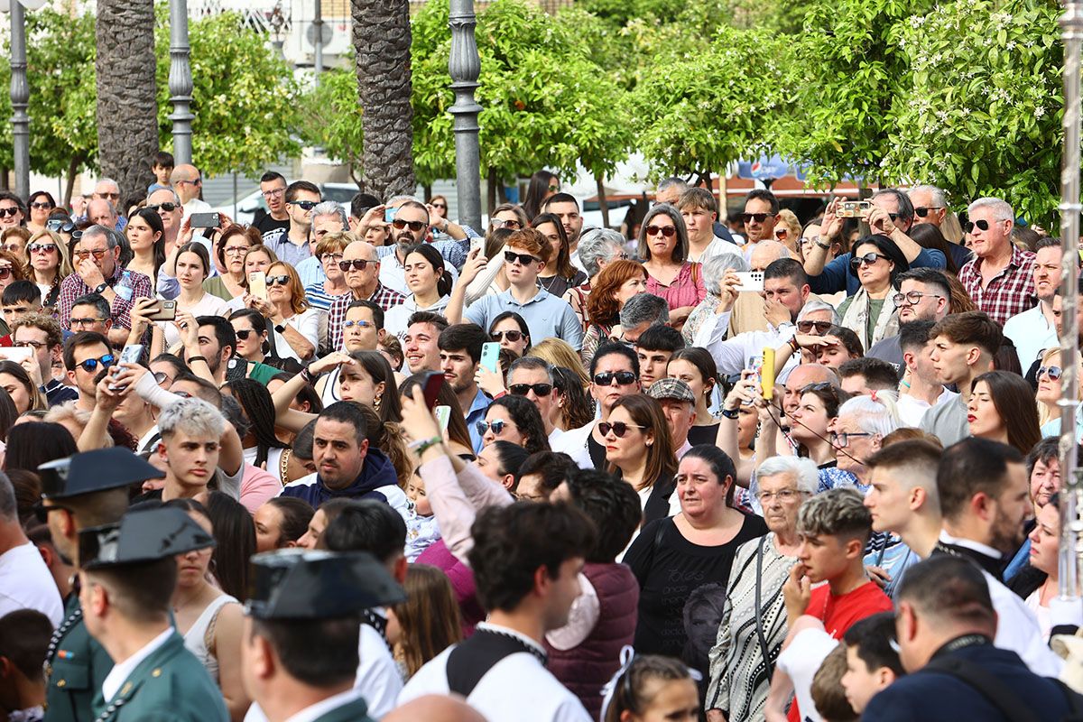 La salida procesional de la Presentación al pueblo de Jesús de los Afligidos, en imágenes