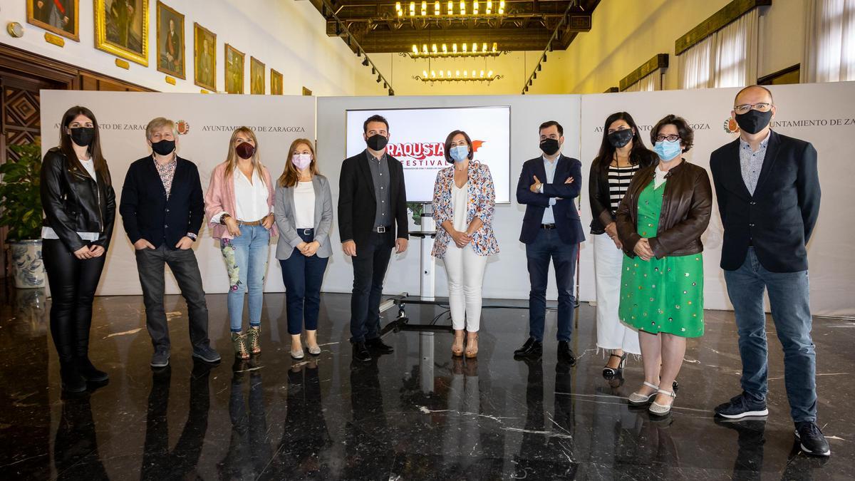 El equipo de Saraqusta Film Festival junto a Sara Fernández y David Lozano.