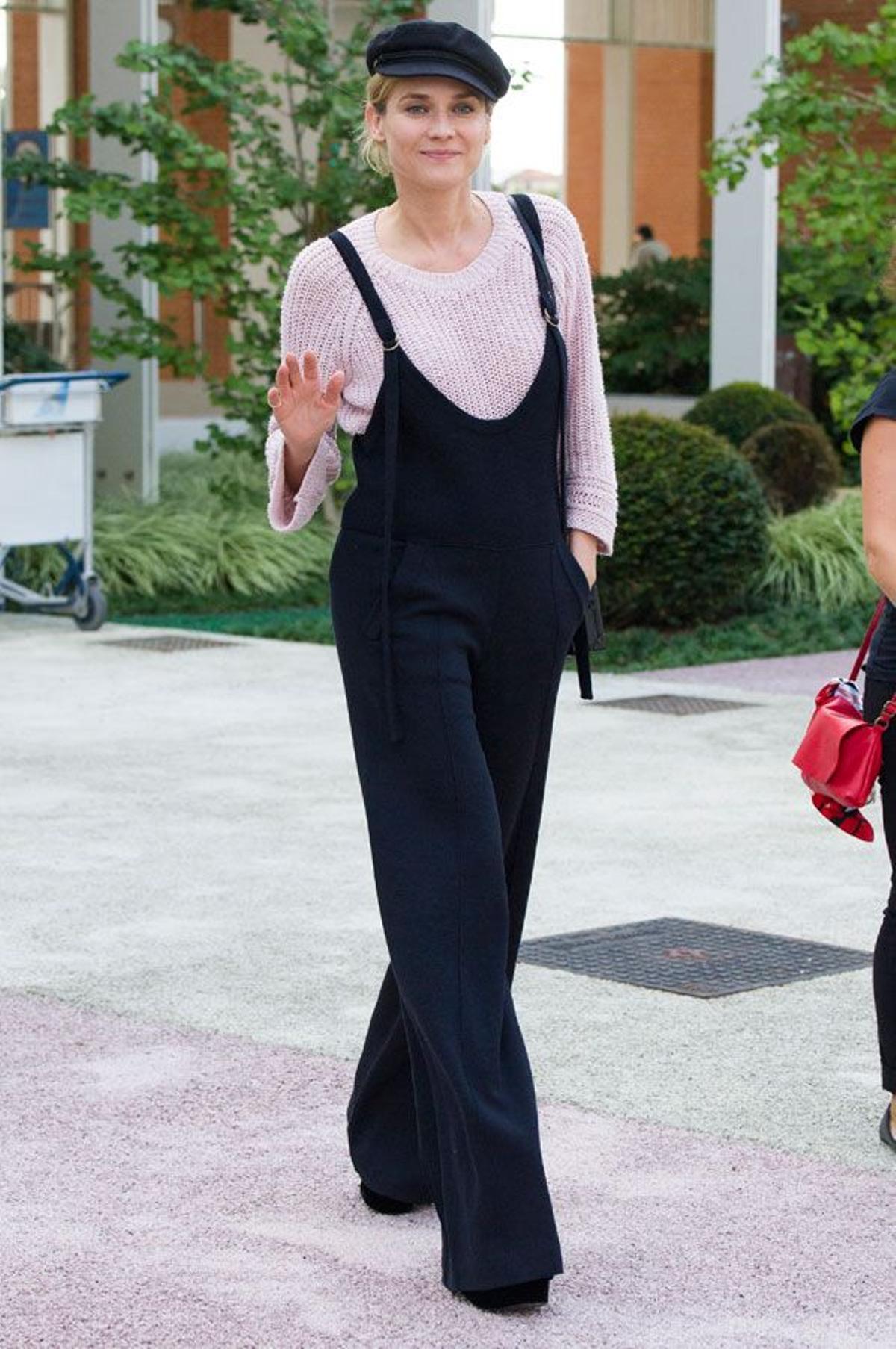 Diane Kruger y su look con mono y jersey en Venecia