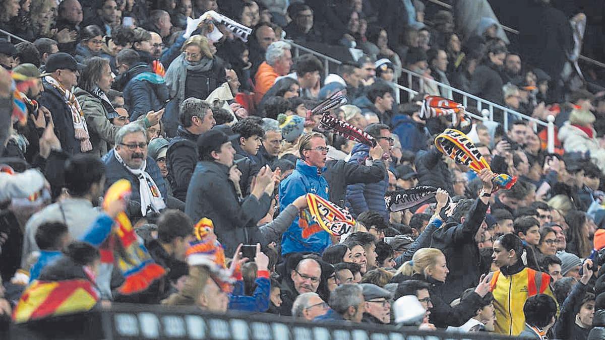 Imagen de la grada de Mestalla animando al Valencia