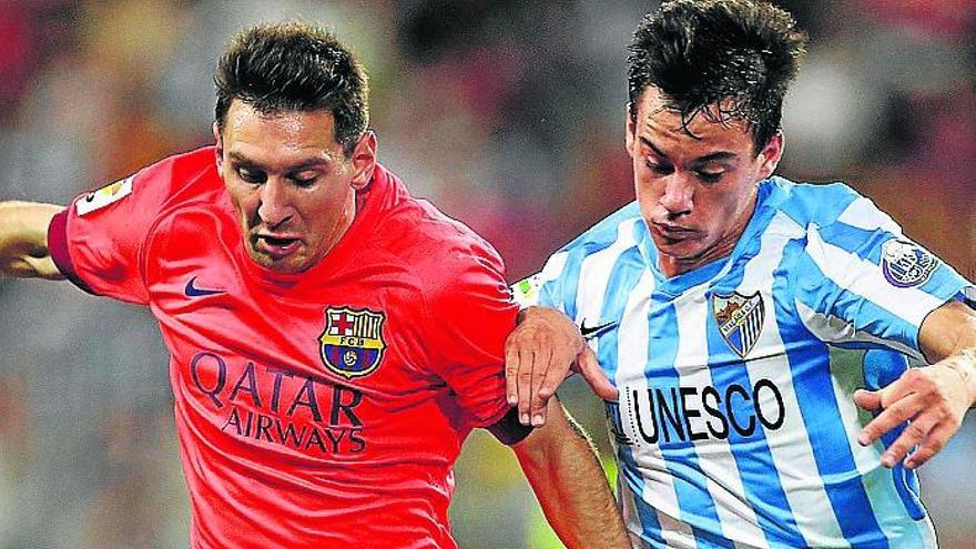 El malaguista Juanpi lucha con Messi anoche.