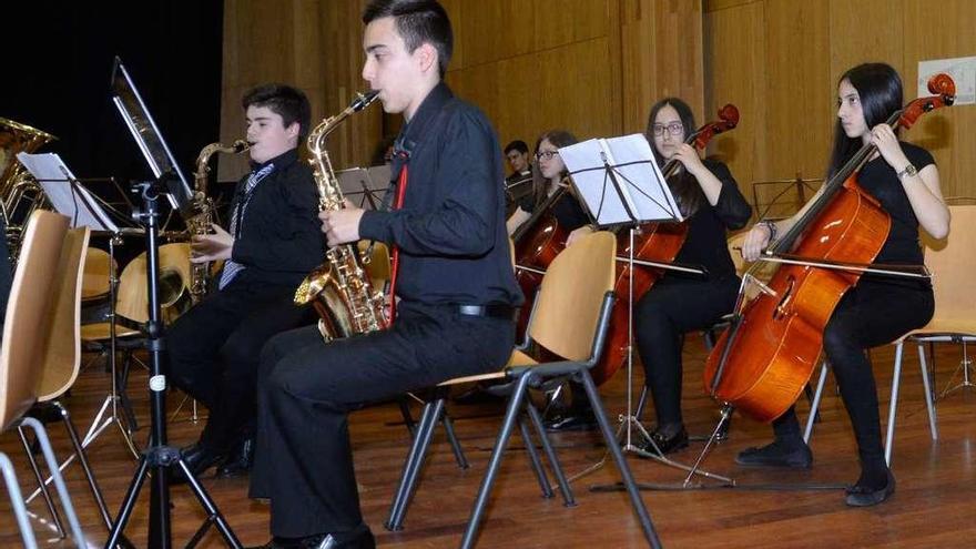 Una actuación de la banda infantil en el auditorio de Cordeiro. // Noé Parga