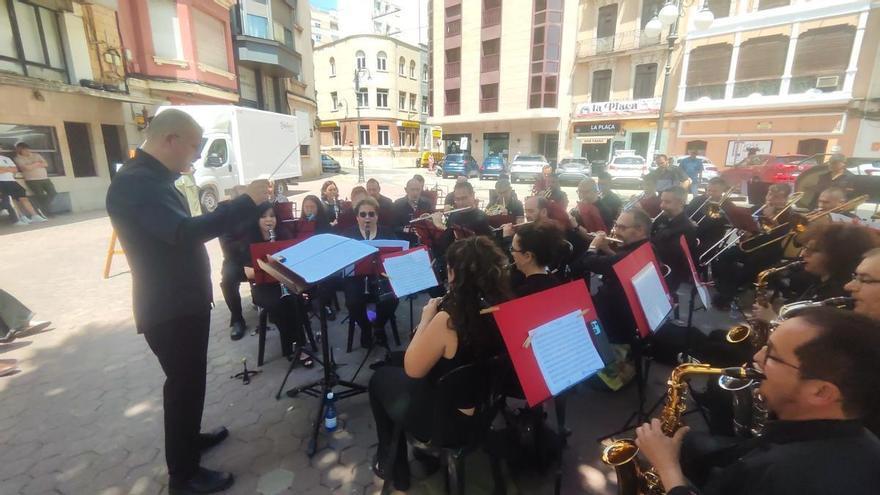 Los moros y cristianos de Alzira celebran el 'Mig Any'