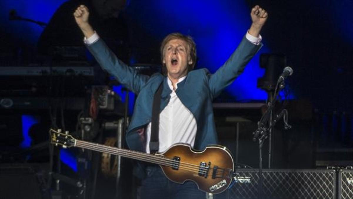 Paul McCartney, en un moment de la seva actuació d’ahir a la nit a l’estadi Vicente Calderón de Madrid.