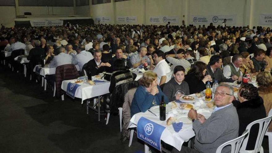 Asistentes a la cena, celebrada en una nave del polígono industrial de Tremoedo. // Noé Parga