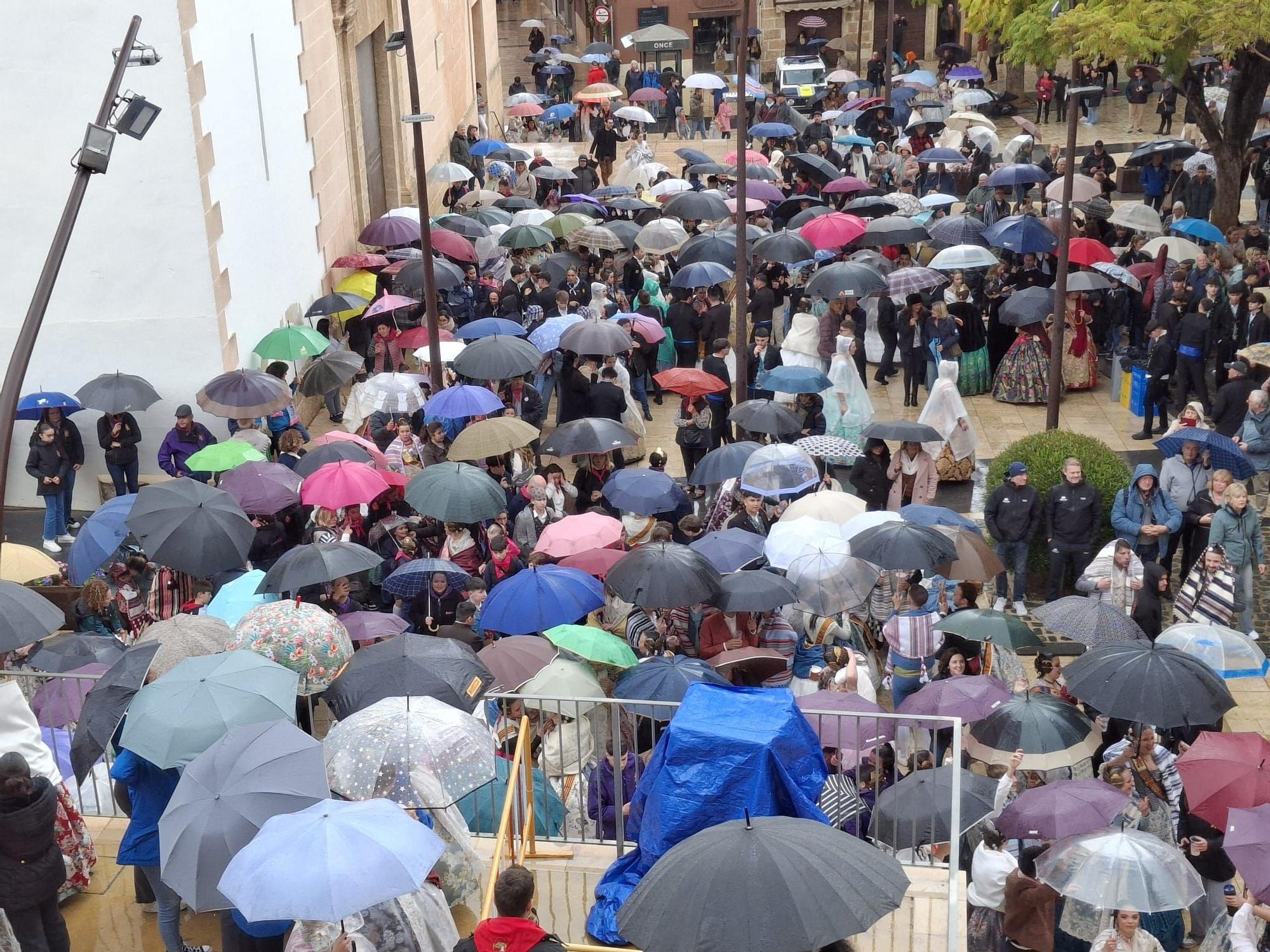Fallas a todo trapo en Dénia: mantas y mantones, chubasqueros y plásticos (imágenes)