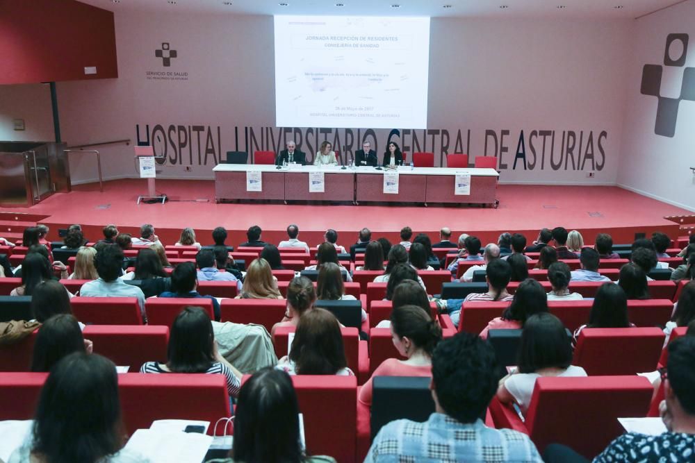 Acto de recepción de los nuevos residentes del HUCA