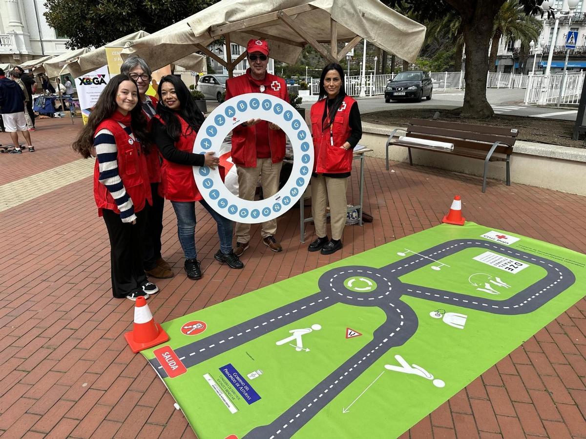 Por la izquierda, Daniela Garrandés, Mercedes García, Patricia Enríquez, Julián Sánchez y Vanesa Fernández, de Cruz Roja, en la Feria de la Salud de Valdés del año pasado.