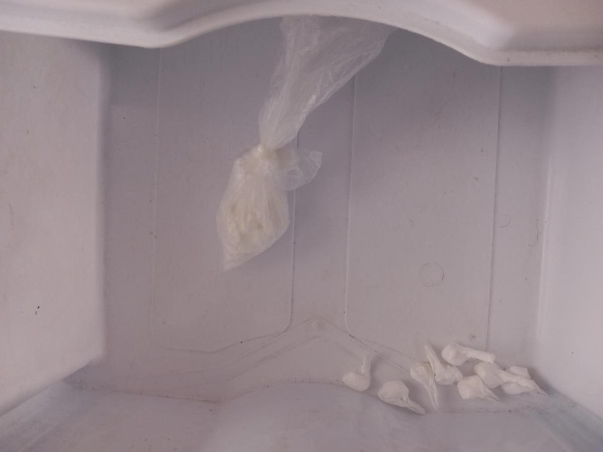 Les dosis i, a la dreta, la cocaïna en roca