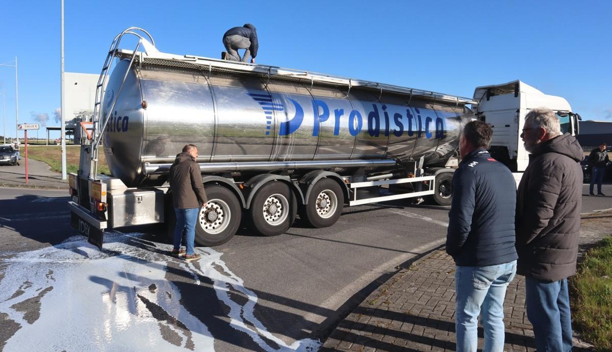Un grupo de ganaderos bloquea un camión cerca de Teixeiro y vierte 15.000 litros de leche portuguesa