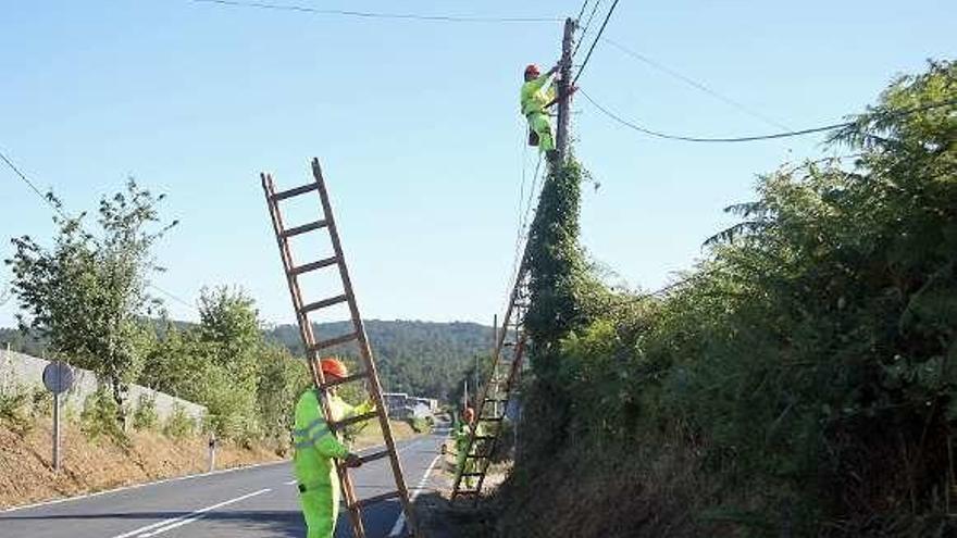 La instalación de fibra óptica paró a las puertas de la parroquia.