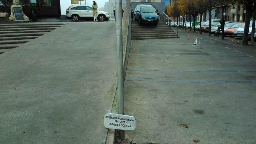 Un coche en las escaleras de Fomento