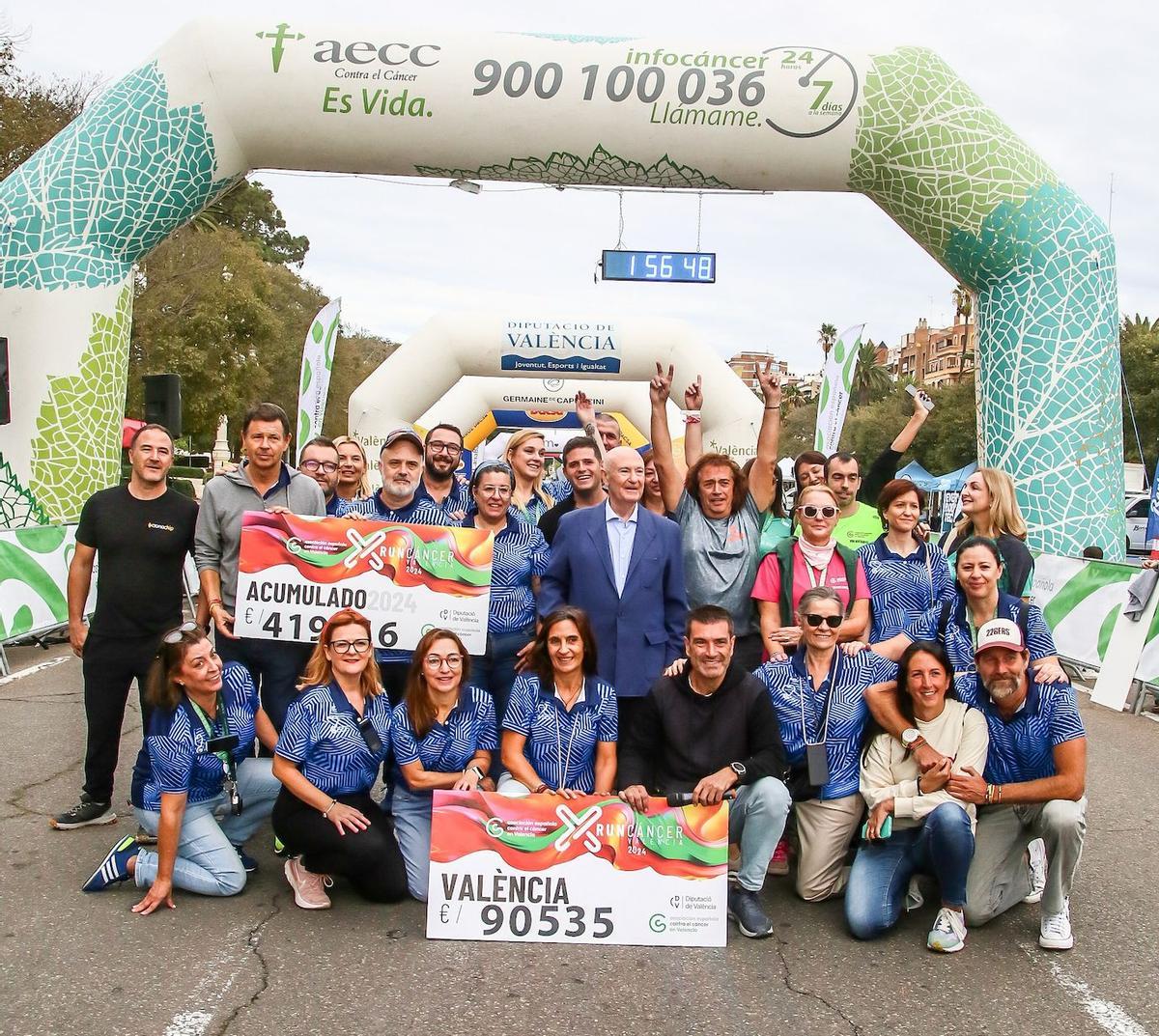 Javier Llombart, con parte de la organización