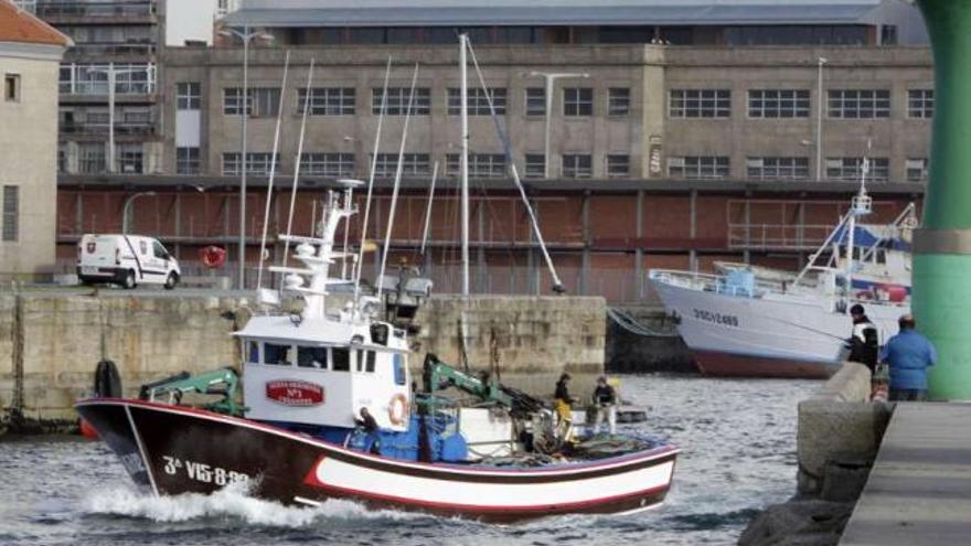 Un barco de cerco saliendo ayer del puerto pesquero de O Berbés. // José Lores