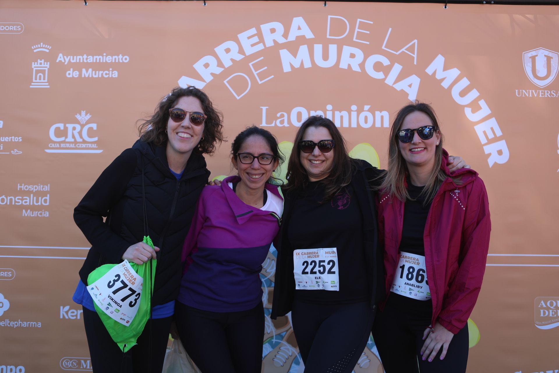 Las participantes posan en el photocall tras finalizar la Carrera de la mujer de Murcia