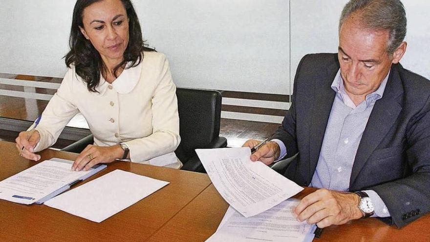 La alcaldesa de Marín y el presidente de la Autoridad Portuaria firman un convenio.