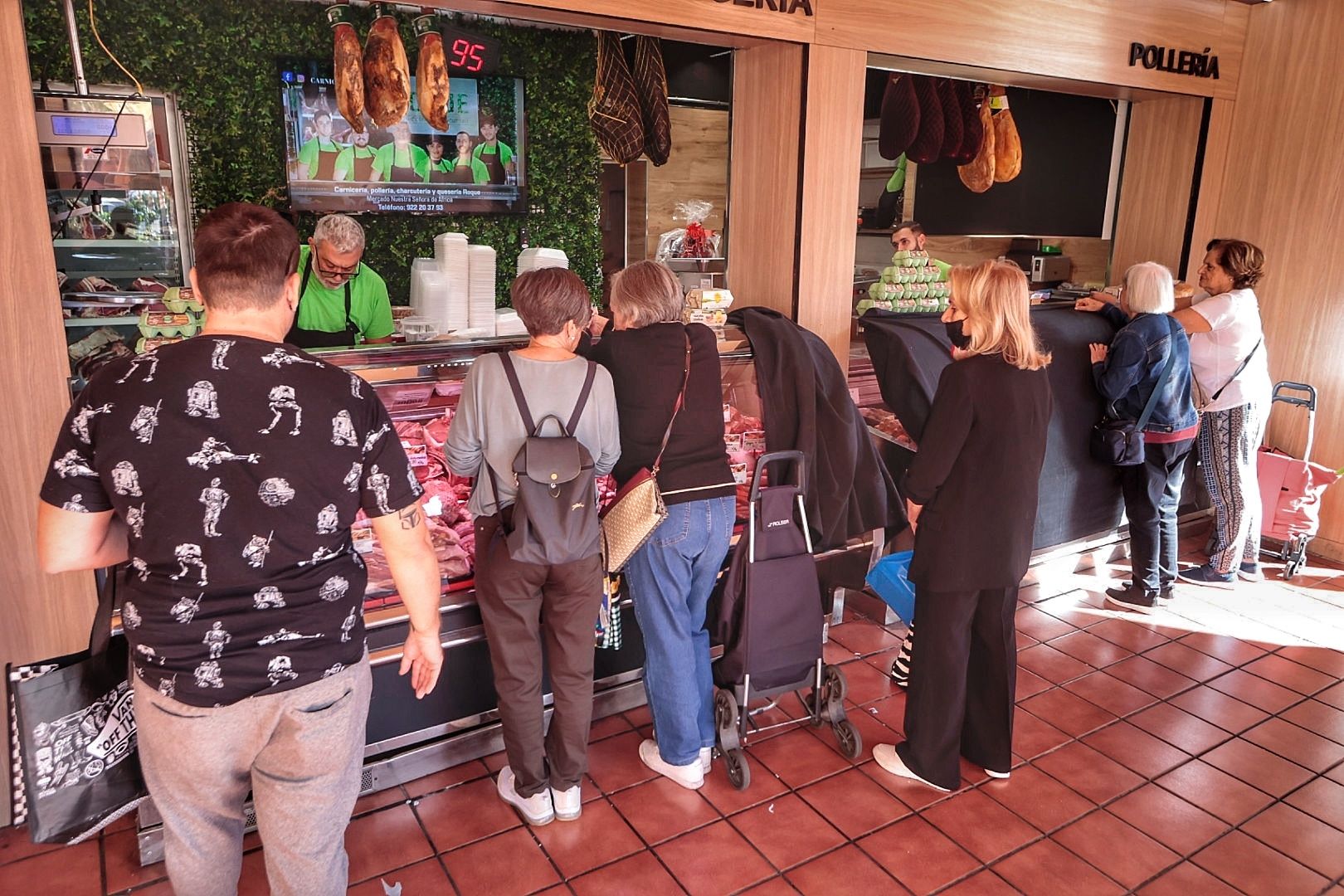 Compras en el mercado para las cenas de Navidad