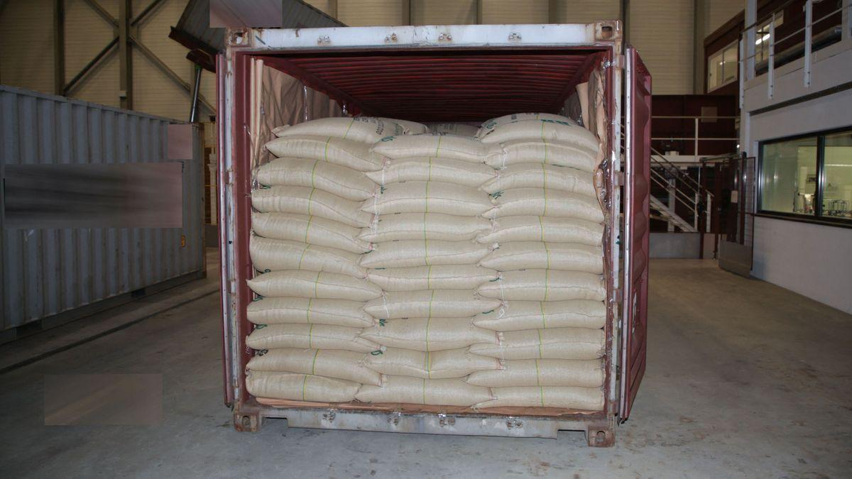 Uno de los cinco contenedores de un envío de granos de café entregado a una planta de Nespresso en el que se encontraron más de 500 kilogramos de cocaína.