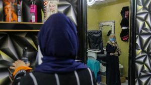 Kabul (Afghanistan), 04/07/2023.- Staff prepare to leave after closing a beauty salon in Kabul, Afghanistan, 04 July 2023. The Taliban government has in a recent decree imposed a ban on women’Äôs beauty salons in Afghanistan, that will effect some 12,000 hairdressing salons according to the Kabul Chamber Of Craftsmen. The Ministry for the Propagation of Virtue and the Prevention of Vice on 04 July confirmed that beauty parlors were ordered to wind down their businesses within a month in Kabul and all 33 Afghan provinces. (Afganistán) EFE/EPA/SAMIULLAH POPAL