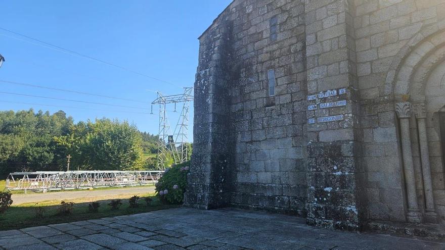 El Concello de Bergondo convoca una movilización para exigir la retirada de la torreta que afea el monasterio