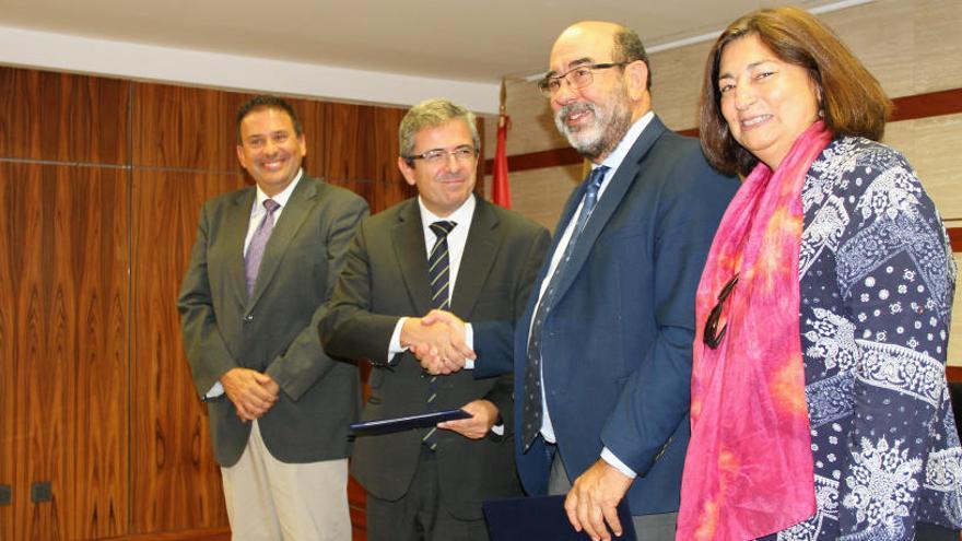 Firma del convenio entre el Clúster Marítimo de Canarias y la Fundación Bankia.