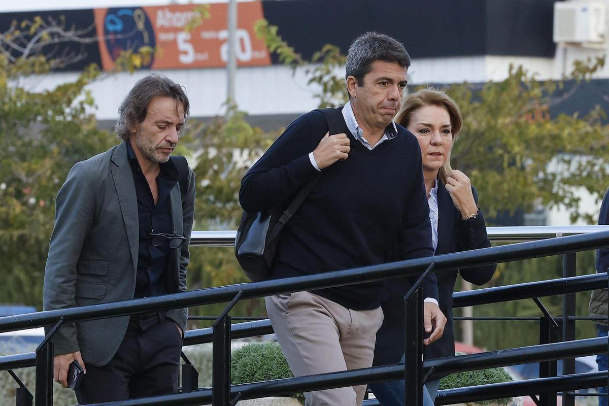 El expresident de la Generalitat Valenciana, Carlos Mazón, accede al Centro de Coordinación de Emergencias de l'Eliana, donde se reunía el Cecopi.