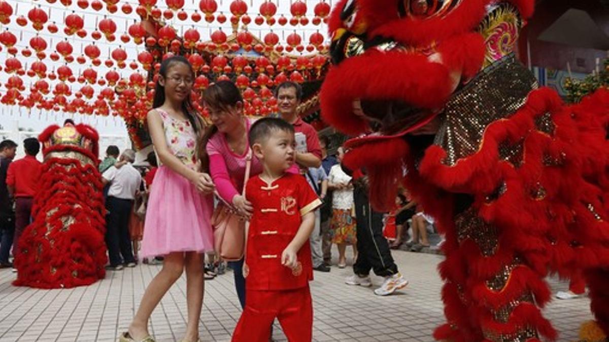 Un espectáculo de la danza del león para celebrar el Nuevo Año Chino, en Kuala Lumpur.